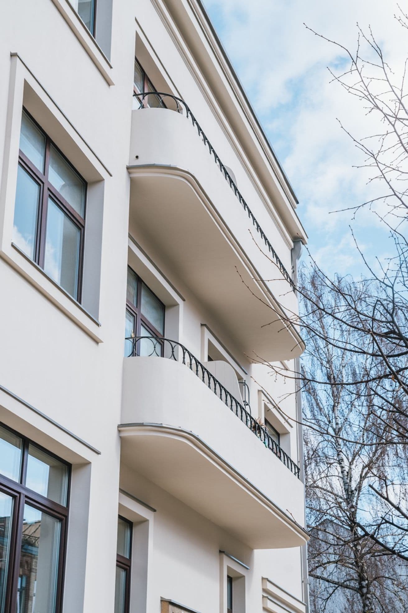 Miško 16 namo apvalintų balkonų ir langų detalė